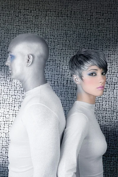 Alien prata futuro casal prata homem moda mulher — Fotografia de Stock