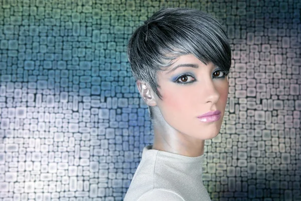 Retrato de maquiagem penteado futurista prata — Fotografia de Stock