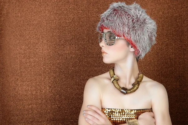 Mode futuriste femme bronze profil doré — Photo
