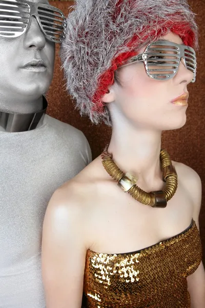 Cizinec futuristická móda pár portrét stříbro zlato — Stock fotografie