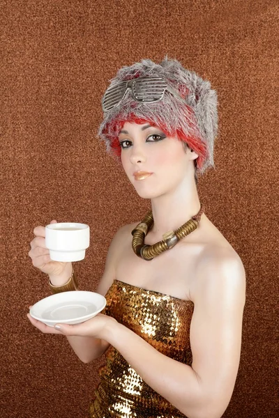 Módní futuristické stříbrný zlatý šálek kávy na bronz — Stock fotografie