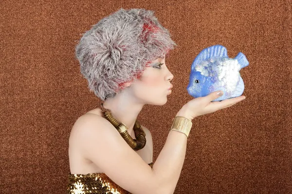 Gold-Modefrau küsst Fisch auf Bronze — Stockfoto