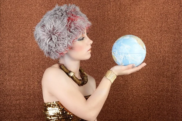 Moda prata mulher de ouro procurando mapa global — Fotografia de Stock