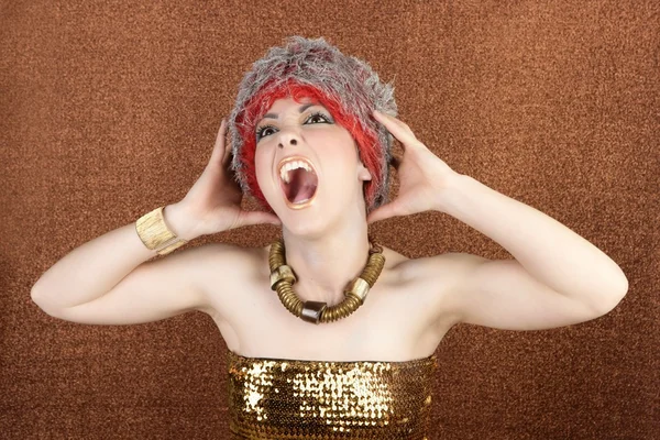 Futurystyczny złoty brąz kobieta szalona krzyk wyrażenie — Zdjęcie stockowe