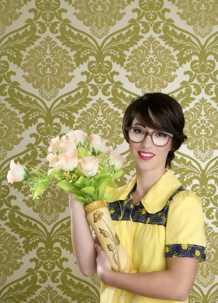 Домохозяйка ботаник ретро женщина уродливые цветы ваза — стоковое фото