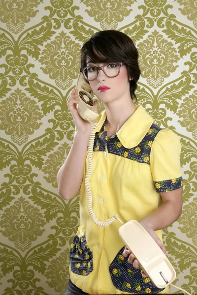 Nörd hemmafru retro kvinna talar vintage telefon — Stockfoto