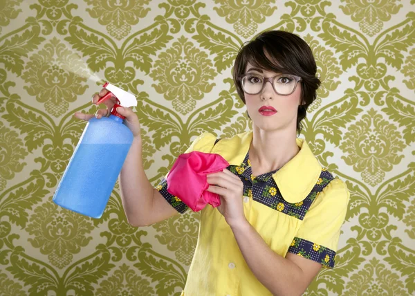 Ama de casa nerd retro limpieza tareas equipo —  Fotos de Stock