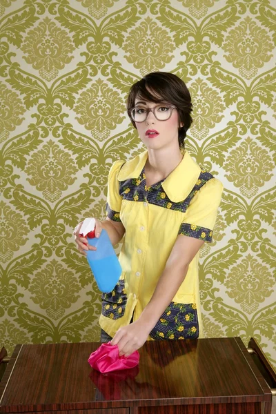 Gospodyni retro nerd czyszczenia urządzeń domowych — Zdjęcie stockowe