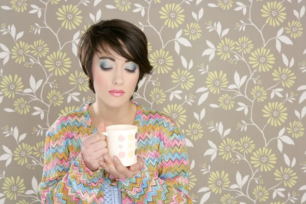 咖啡杯子饮用 60 年代复古时尚女人 — 图库照片