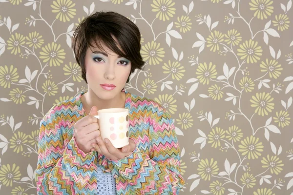 コーヒー カップ飲料レトロなファッション 60 代女性 — ストック写真