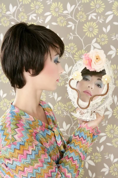Retro žena zrcadla móda portrét laciné — Stock fotografie
