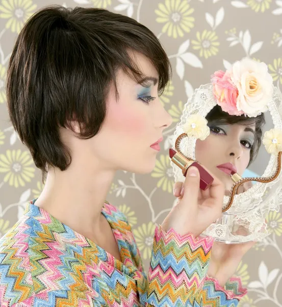 Retro kvinna spegeln läppstift makeup tacky — Stockfoto