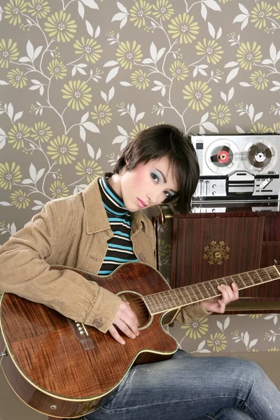 Retro kobieta muzyk gitara gracz vintage — Zdjęcie stockowe