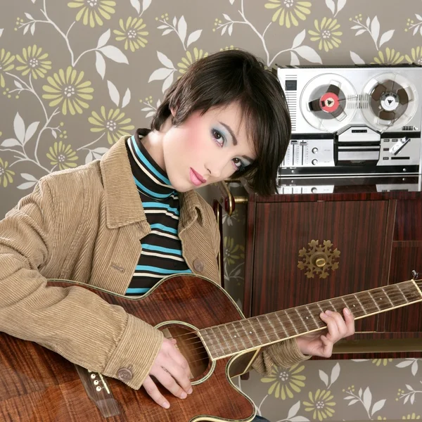 レトロな女性ミュージシャンのギター プレーヤーのヴィンテージ — ストック写真