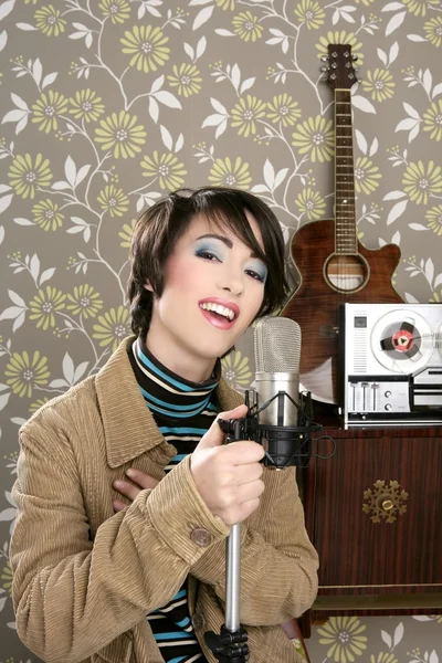 Retro 60-as években énekes nő mikrofon gitár reel szalagos — Stock Fotó