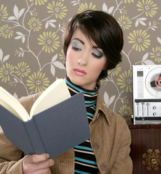 Book reading woman retro vintage wallpaper room — Stock Photo, Image