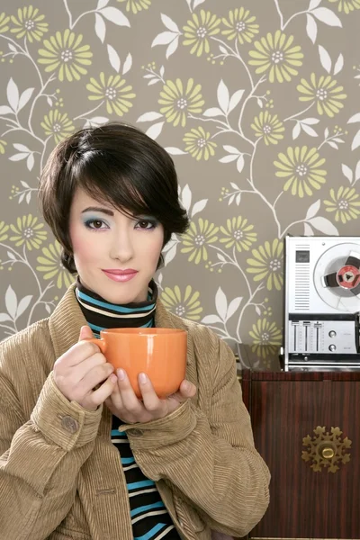 Xícara de café bebendo retro moda mulher dos anos 60 — Fotografia de Stock