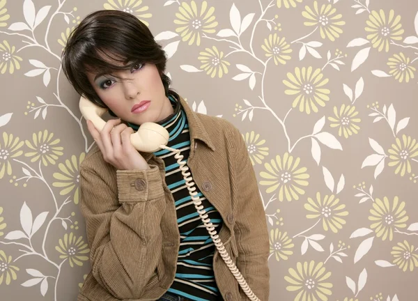 Falando telefone retro mulher no papel de parede vintage — Fotografia de Stock