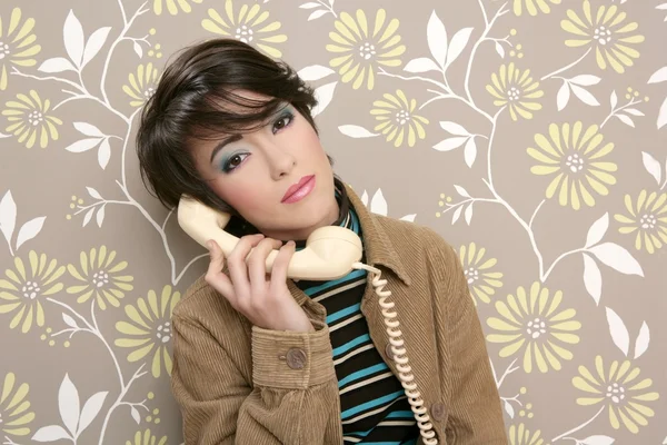 ビンテージ壁紙上で話す電話レトロな女性 — ストック写真