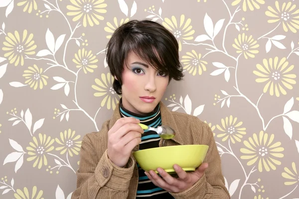 Café da manhã cereal tigela sopa prato retro mulher vintage — Fotografia de Stock