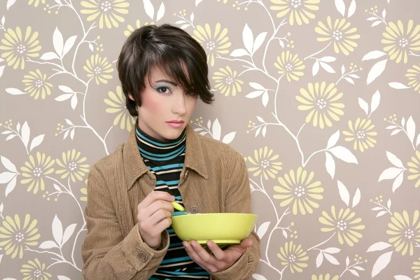 Śniadanie zbóż miska zupy danie kobiety retro vintage — Zdjęcie stockowe