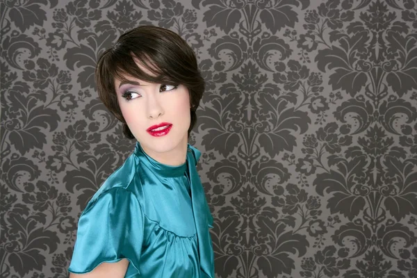 Gri duvar kağıdı retro kırmızı dudaklar kadın moda — Stok fotoğraf