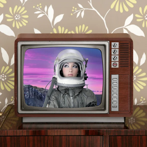 Odyseja kosmiczna mars astronautów na retro 60s tv — Zdjęcie stockowe