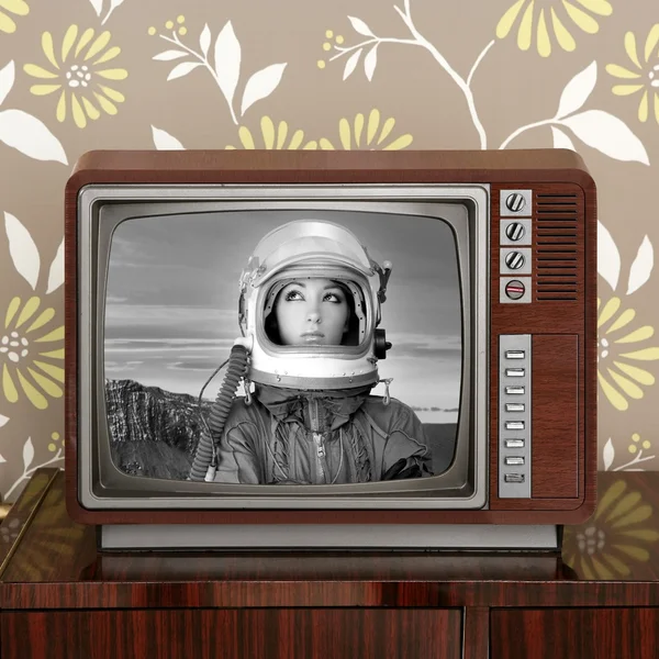 Odyssée spatiale mars astronaute sur rétro 60s tv — Photo