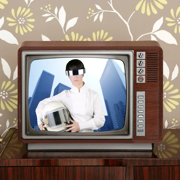 未来のレトロなコントラスト ビンテージ テレビ将来女性 — ストック写真