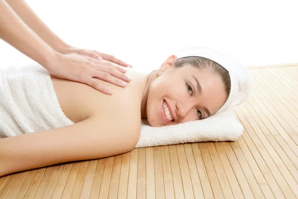 Mulher bonita no spa massagem nas costas — Fotografia de Stock