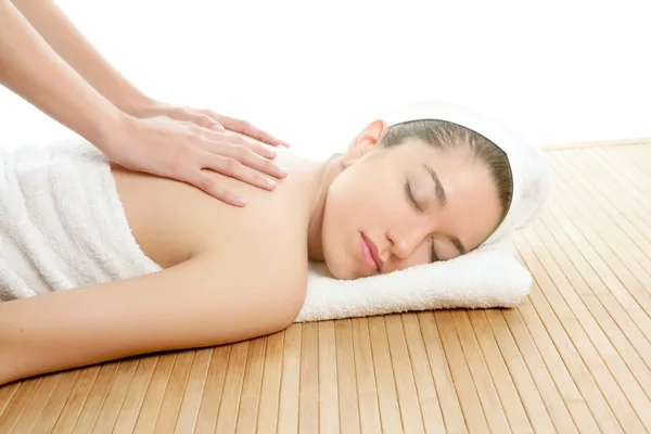 Bella donna sul massaggio spa sul retro — Foto Stock