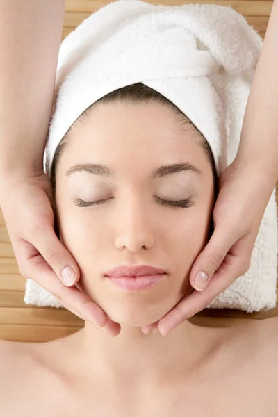 Hermoso masaje facial de mujer con toalla blanca —  Fotos de Stock