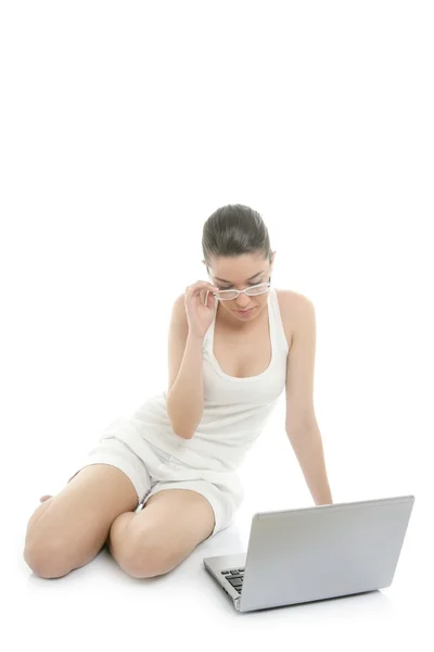 Bella donna che lavora computer portatile su bianco — Foto Stock