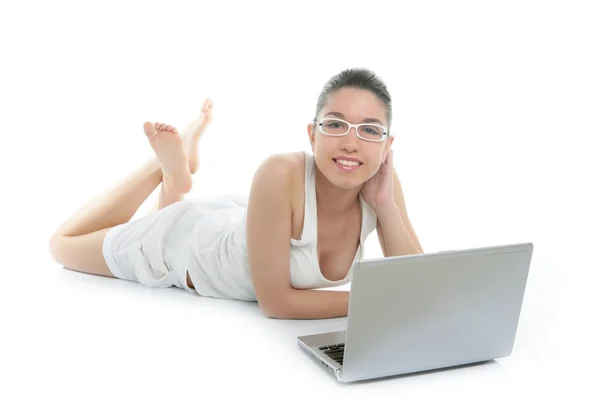Vacker kvinna arbetar laptop på vit — Stockfoto