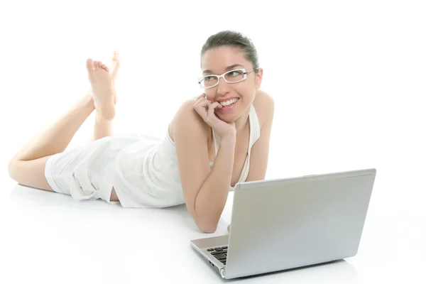 Mulher bonita no chão com computador portátil — Fotografia de Stock