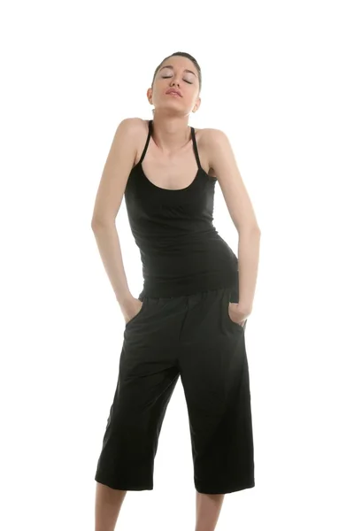 Czarny moda ubrana kobieta pozowanie na studio — Zdjęcie stockowe