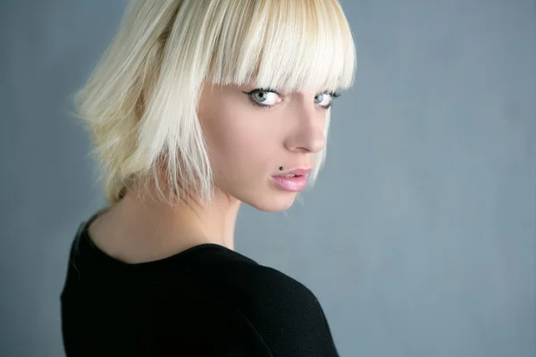 Blondine schöne Mode Mädchen grauen Hintergrund — Stockfoto