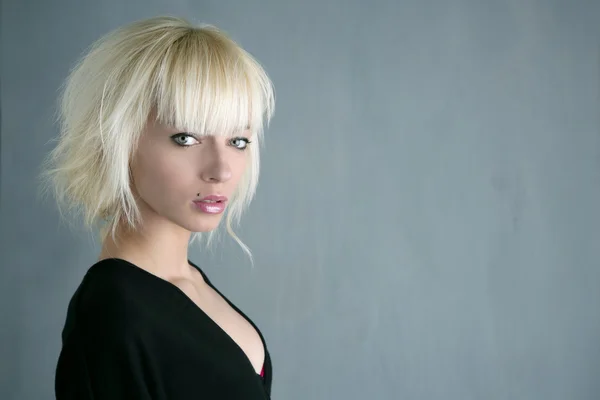 Blonde mooie mode meisje grijze achtergrond — Stockfoto