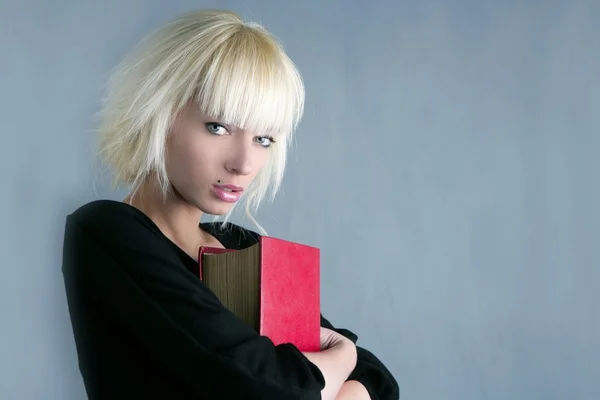 Σπουδάστρια ξανθιά μόδας που κατέχουν κόκκινο βιβλίο — Φωτογραφία Αρχείου