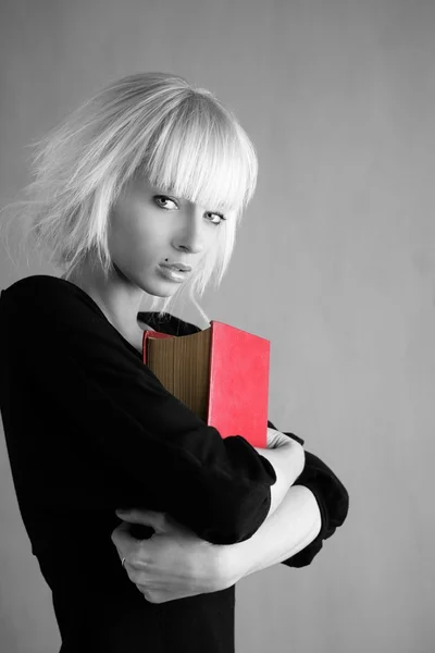 Estudante de moda loira segurando livro vermelho — Fotografia de Stock