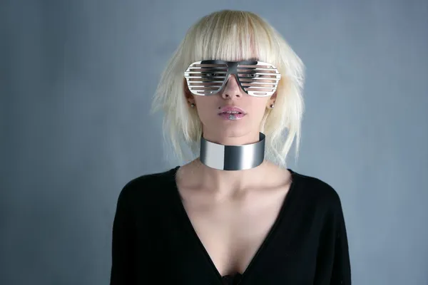 Futuristické stříbrná blond módní brýle dívka šedé pozadí — Stock fotografie
