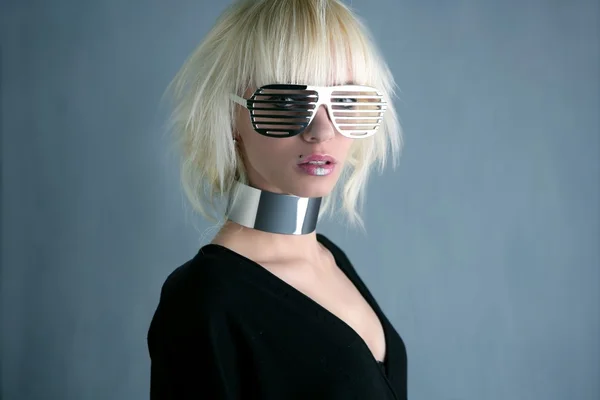 Blonde mode futuriste argent lunettes fille fond gris — Photo