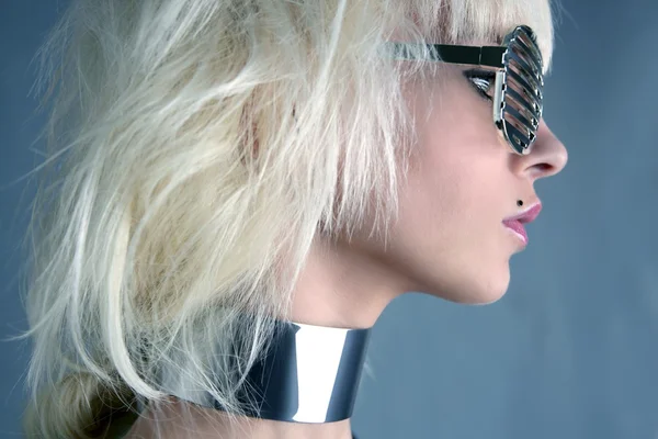 Блондинка моды футуристические серебряные очки девушка серый фон — стоковое фото