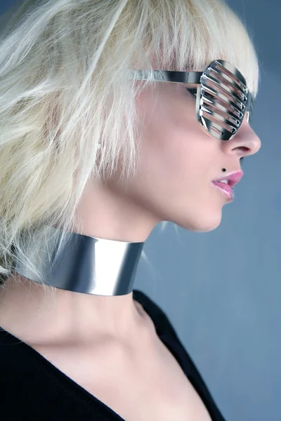Moda loira futurista óculos de prata menina fundo cinza — Fotografia de Stock