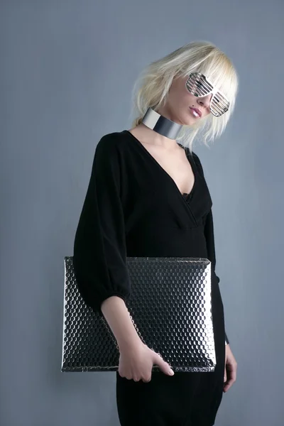Blonde Mode fuuristische Geschäftsfrau silberne Brille — Stockfoto
