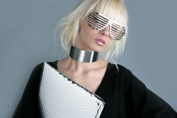 Sarışın moda fuuristic işkadını gümüş gözlük — Stok fotoğraf