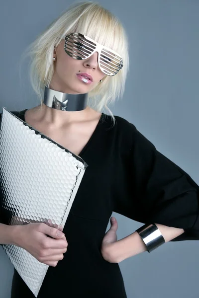 Bionda moda fuuristica donna d'affari occhiali d'argento — Foto Stock