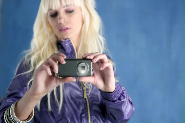 Moda chica rubia cámara de fotos teléfono móvil azul — Foto de Stock
