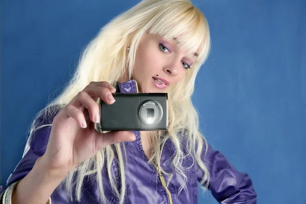 Moda chica rubia cámara de fotos teléfono móvil azul —  Fotos de Stock