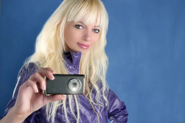 Mode blond meisje foto camera mobiele telefoon blauw — Stockfoto